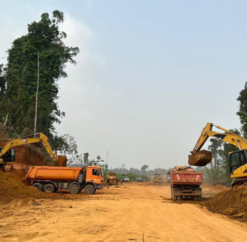 Image illustrant des documents administratifs et des plans de construction