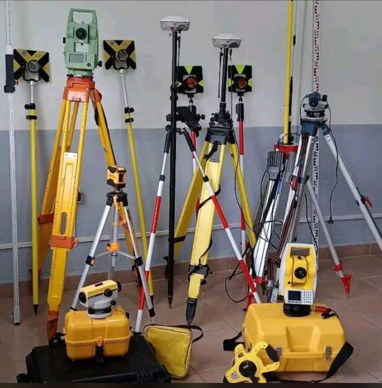 Image illustrant des équipements de topographie sur un chantier